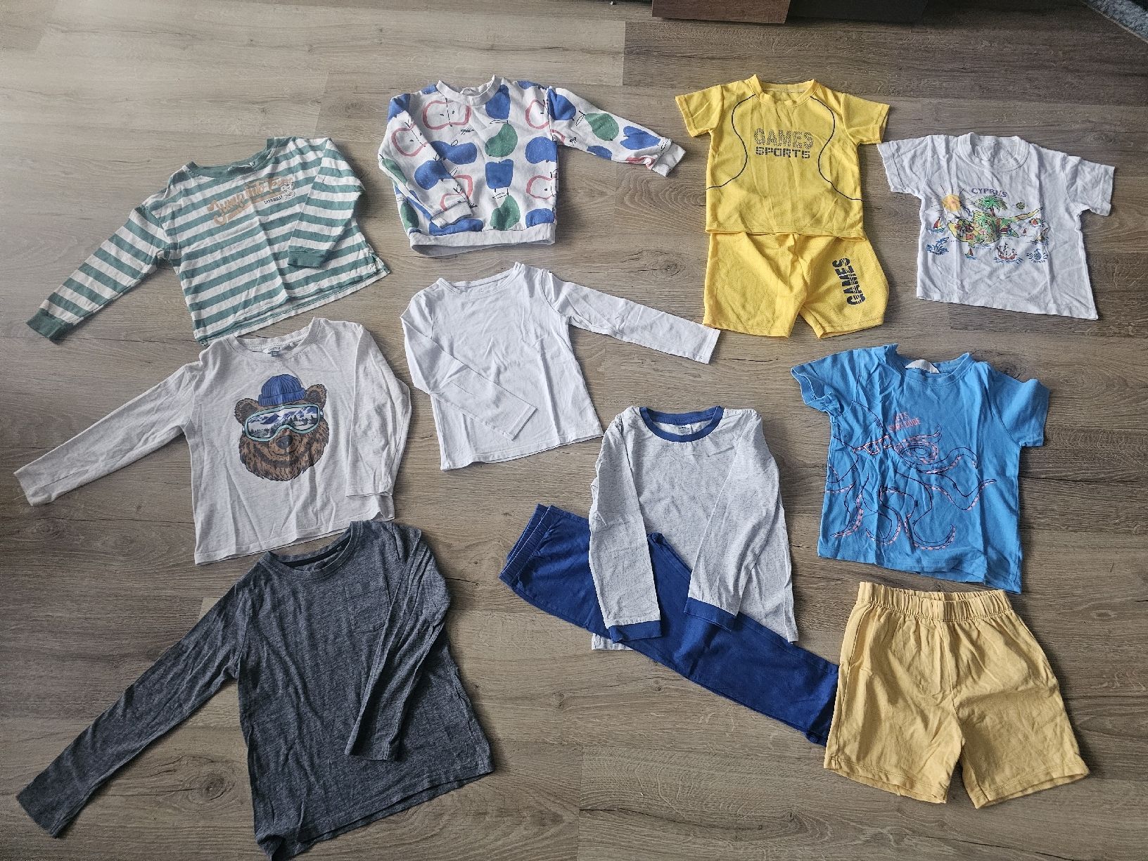 Lotti & Set di vestiti: Kleiderpaket, Grösse 110/116 10 Teile – Usato da Grosshöchstetten venduto da Qenko