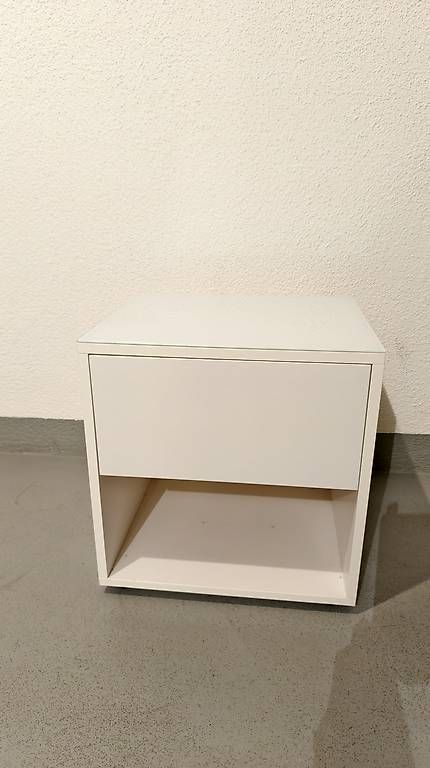 Tables de nuit: Nachttischmöbel mit Glasabdeckung – D'occasion à Meggen par Silunietli2 3