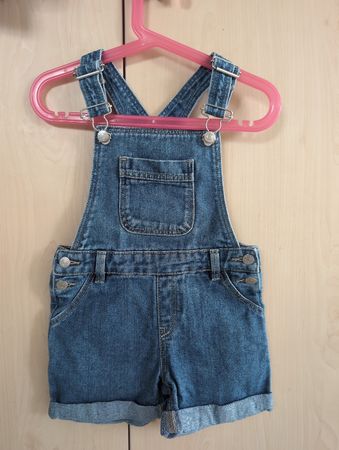 Kurze Latzhose Grösse 101-107cm 4 Jahre