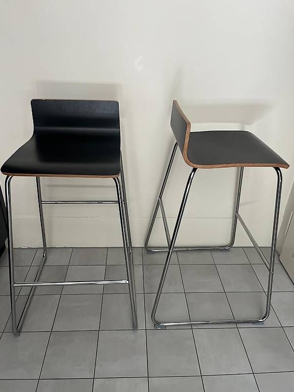 Set di tavolo e panche: Stehtisch mit 2 Barhocker – Usato da Bern venduto da ano_8cpj 2