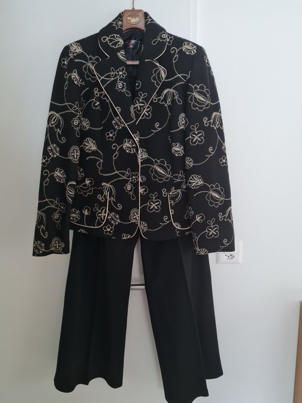 Costumi: ZWEITEILER MIT HOSE ELEGANT GR.M – Usato da Steg im Tösstal venduto da goldlionfree