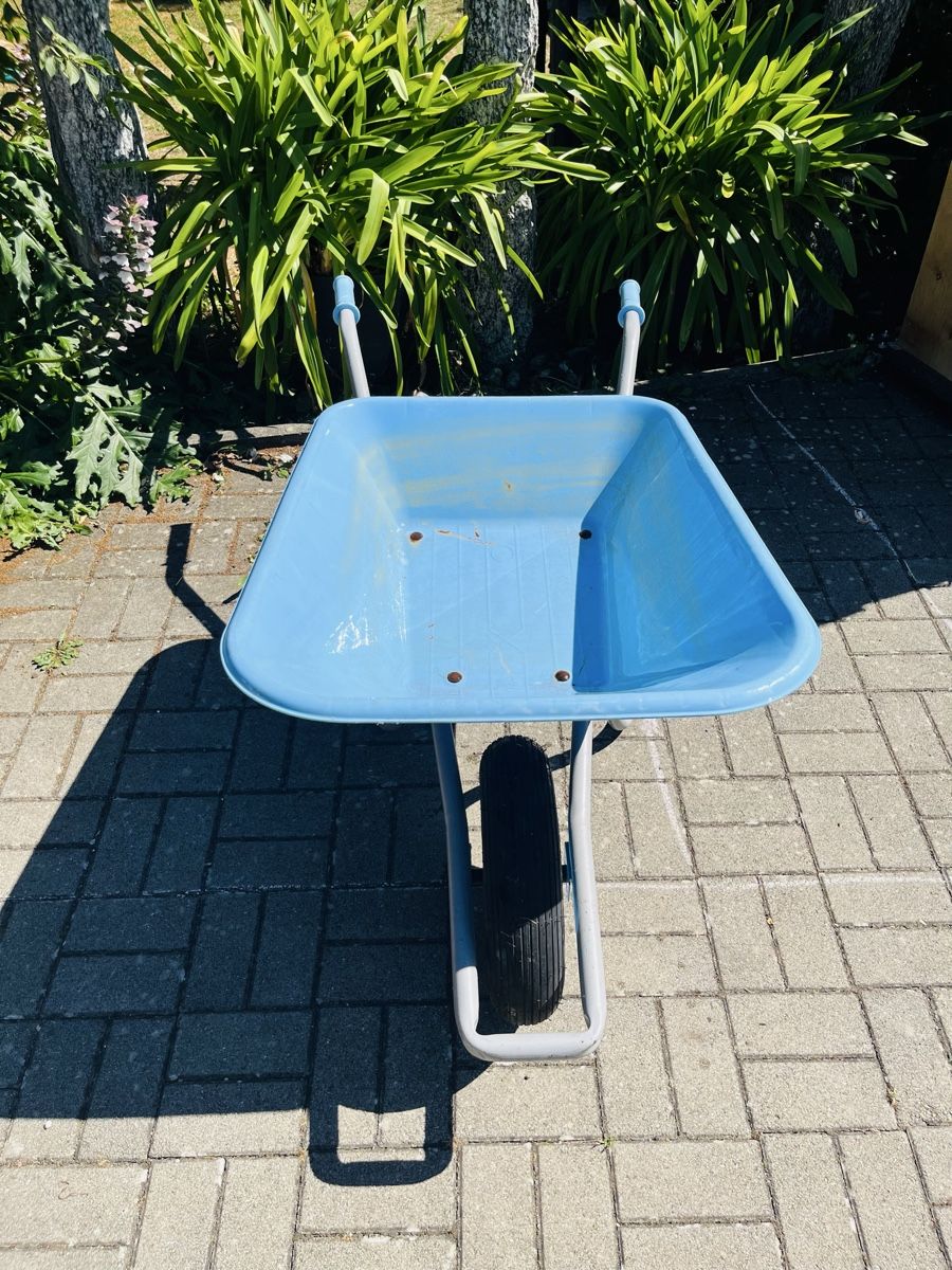 Brouettes: Schubkarre blau gebraucht mit einem Rad – D'occasion à Heimenhausen par Bufnof 1