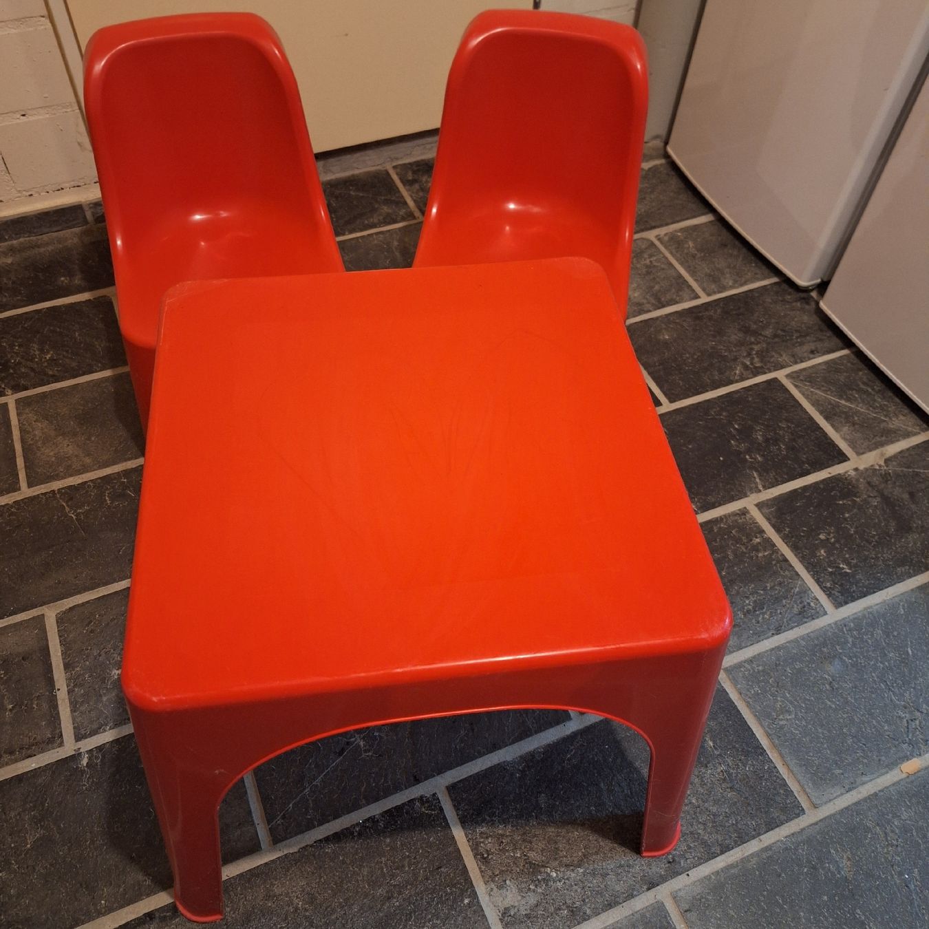 Set di tavolo e panche: Kindertisch und 2 Stühle Kunststoff – Usato da Schübelbach venduto da rab02