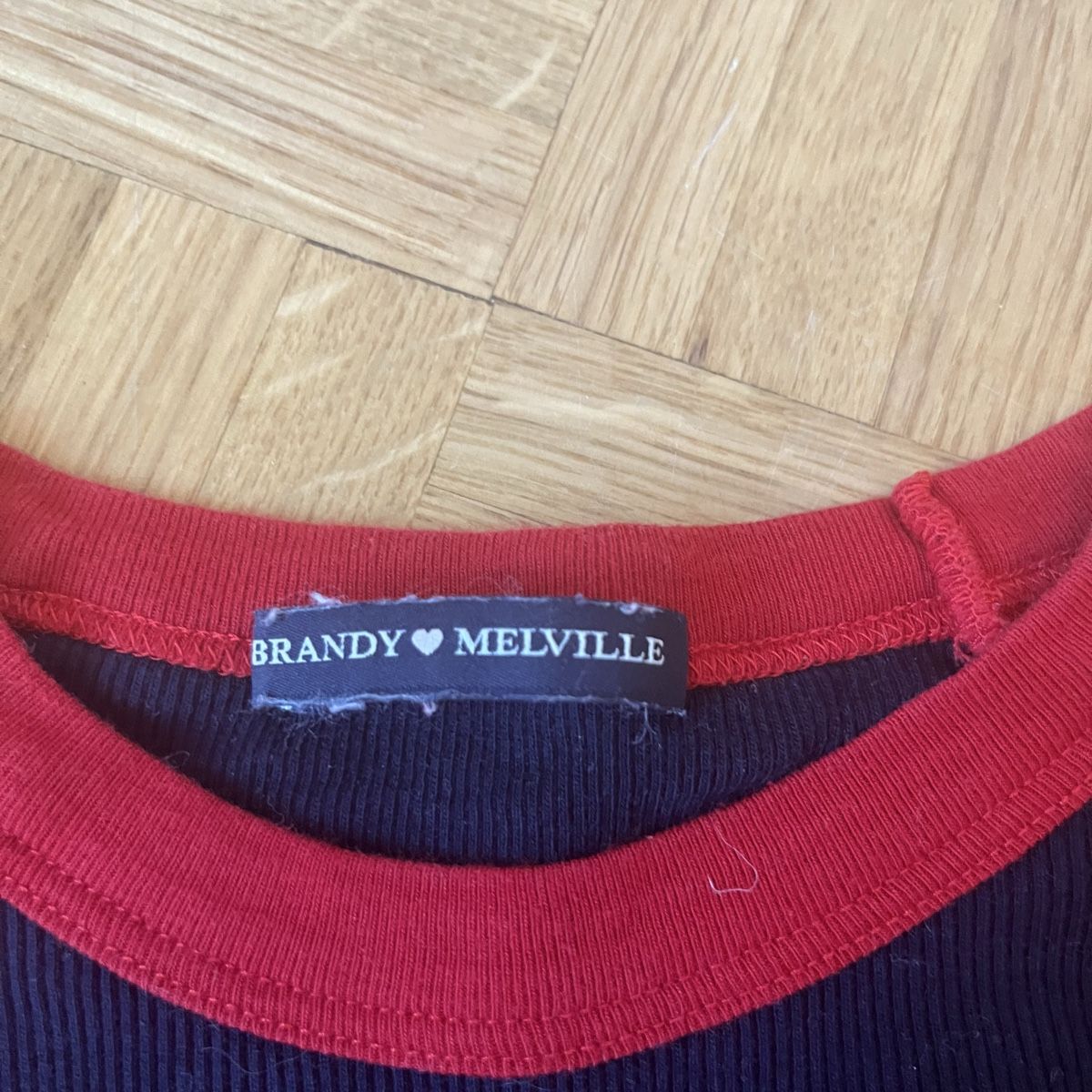 Brandy Melville Tops: T-shirt Brandy Melville taille unique – D'occasion à Vevey par jul_xh6s 1