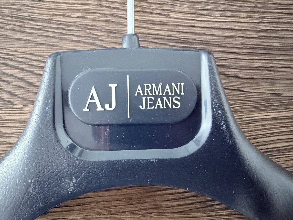 Appendiabiti: Armani Jeans Kleiderbügel  – Usato da Regensdorf venduto da scheissspiel 2