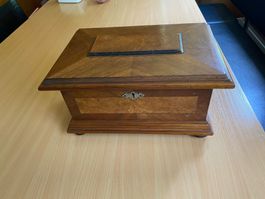 Holz Schatulle, Schmuckkasten mit F.D inwendig geschnitzt