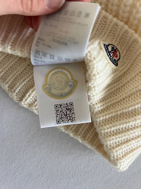 Moncler Chapeaux, bonnets & casquettes: Moncler Hat – D'occasion à Kollbrunn par bri_r8bt 1