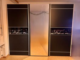 Grosser Kleiderschrank mit Schiebetüren und Spiegel
