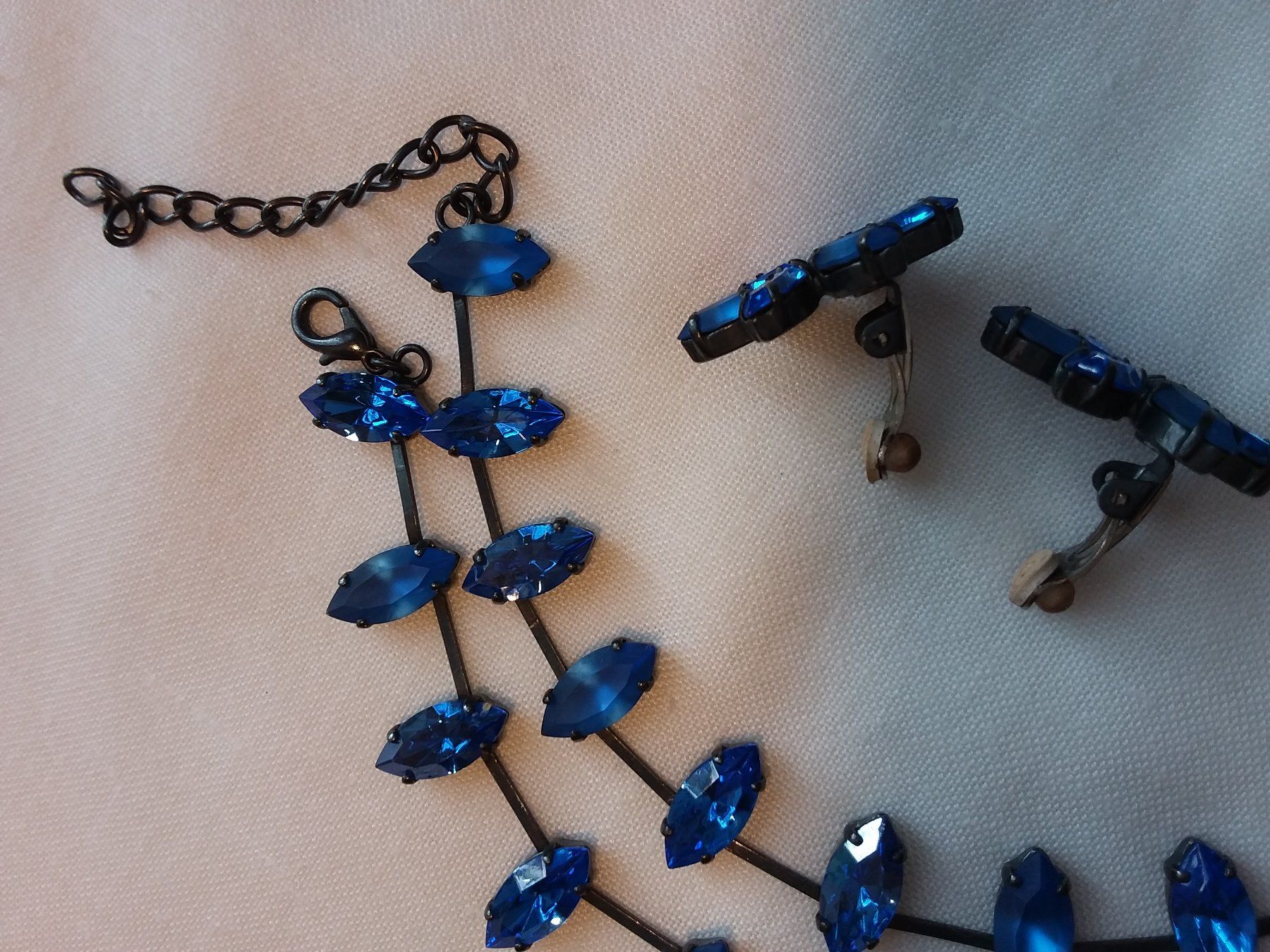 Ketten: Blaues Schmuck Set, Ohrclips mit Collier, Glas, 60er – Gebraucht aus Zürich von sanwit 8