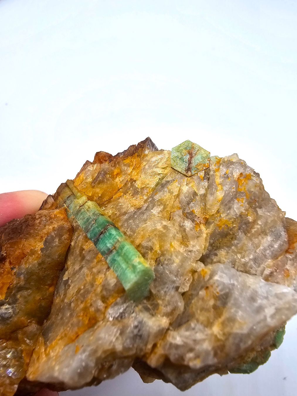 Minerali & Pietre curative: Beryl (Var: Emerald), Quartz – Usato da Figino venduto da panshop 7
