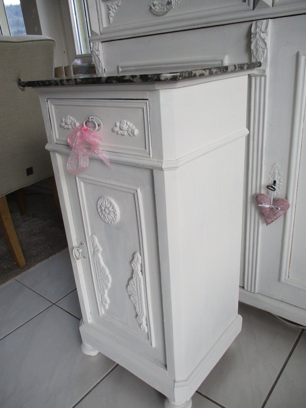 Comodini: WUNDERSCHÖNES SHABBY-CHIC NACHTTISCHLI, MIT ECHTKREIDEFARBE – Usato da Buochs venduto da lisa010 1