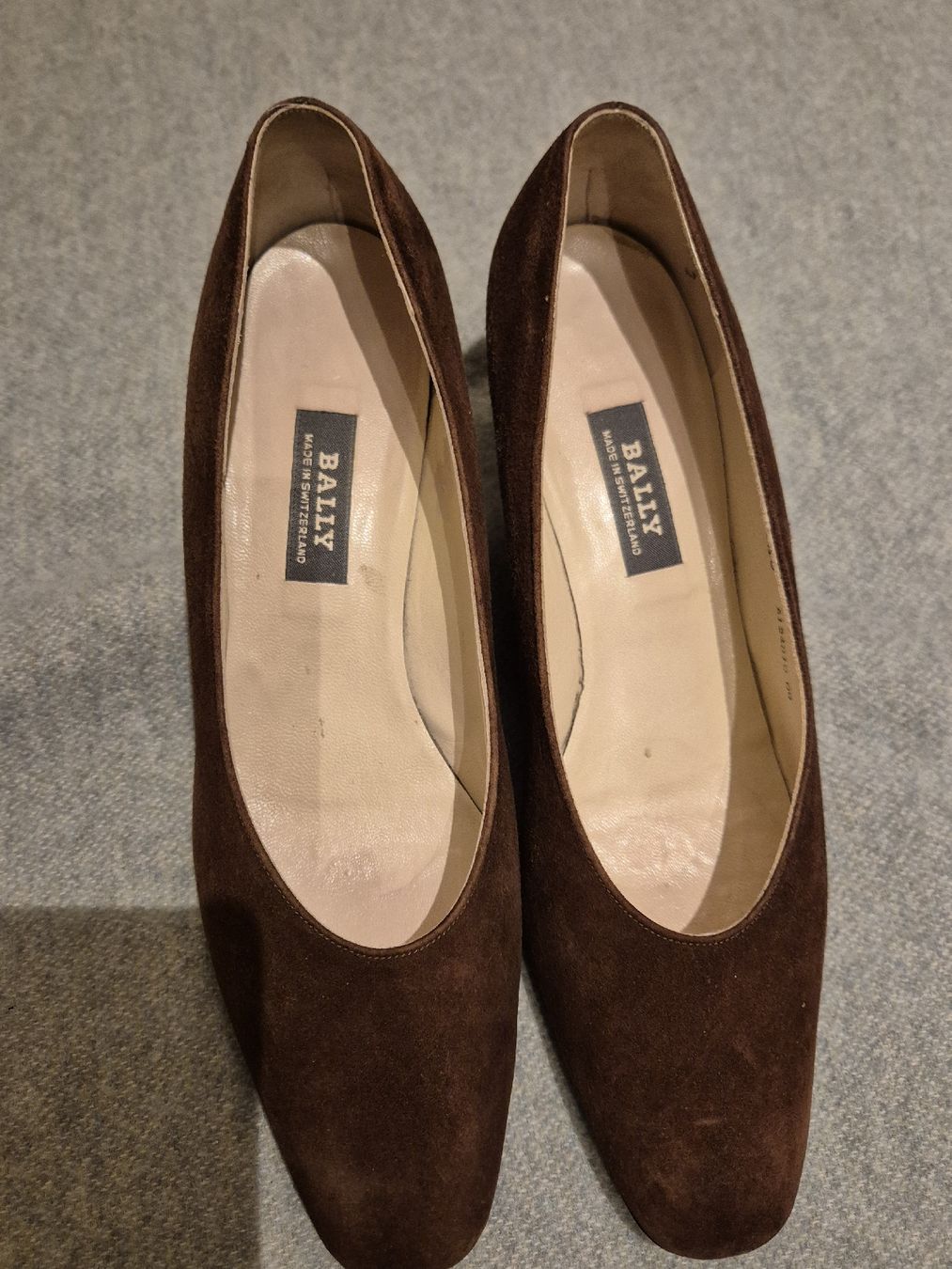 Bally Damenschuhe: Bally Pumps Wildleder braun Grösse 6.5  – Gebraucht aus Herrliberg von SELENONAUTKA
