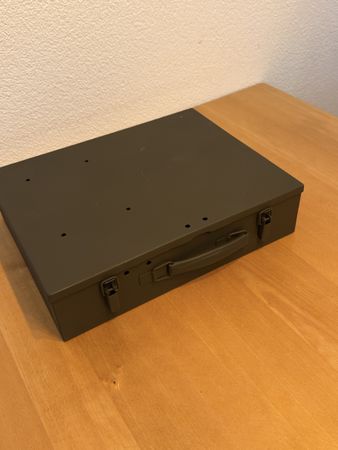 Metallkoffer olivgrün mit Tragegriff gebrauchter Zustand