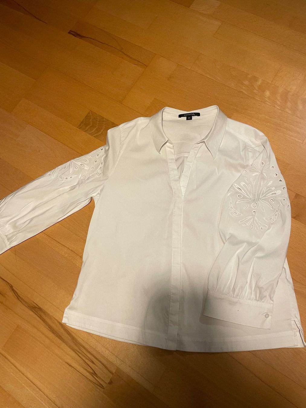 Comma Camicette: Verspielte weisse Bluse mit Cut Outs von Comma, Oversize, 34 – Usato da Hubersdorf venduto da JanasHeartTreasures 1