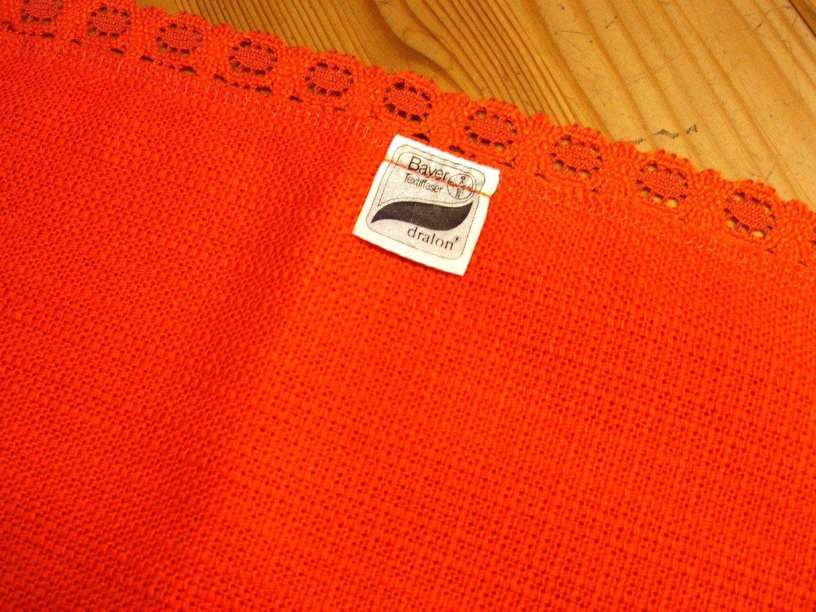 Tutte le decorazioni: 2er Set hübsche Tisch Sets, rot mit Spitzen eingefasst, neu – Nuovo (secondo la descrizione) da Winterthur venduto da Ghandi5 5