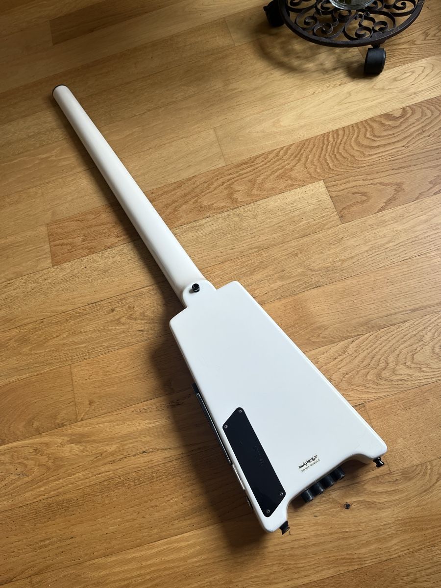 Hohner Strumenti musicali: Hohner B2 Bass, Weiss, Steinberg headless – Usato da Reinach BL venduto da katman 1