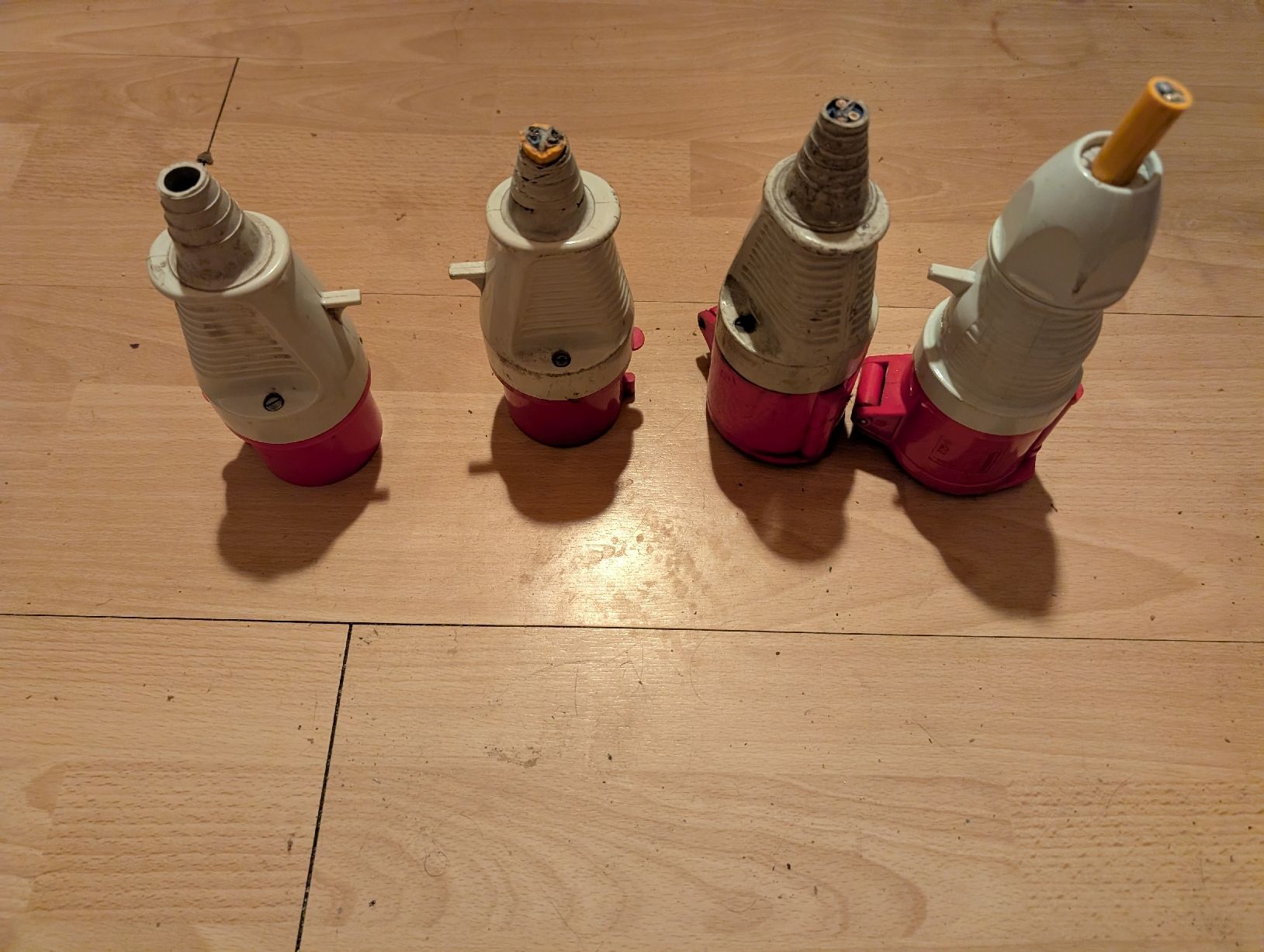 Fiches d'alim.: 4x Industriestecker CEE rot gebraucht  – D'occasion à Rickenbach BL par Laghi01
