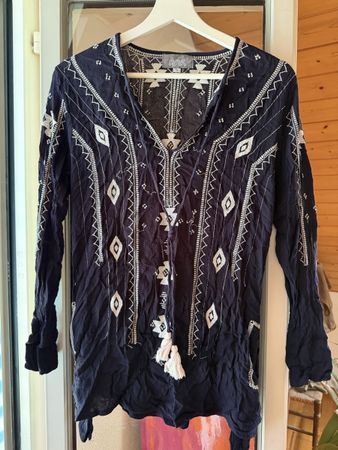Bluse dunkelblau bestickt mit Quasten