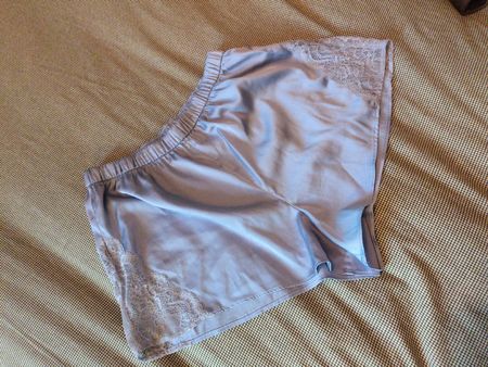 Satin-Shorts mit Spitze, Gr. S, ideal für den Sommer ☀️