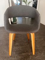 Grauer Design Stuhl mit Holzbeinen, Top Zustand!