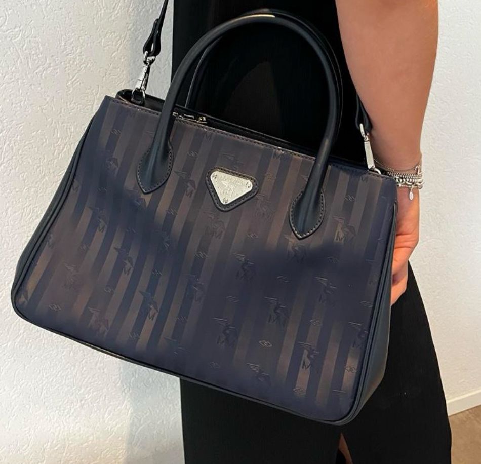 Maison Mollerus Borse da donna: Tasche Dunkelblau mit silbernen Emblem – Nuovo e nell'imballaggio originale da Dietlikon venduto da LiebenLebenLachen 1