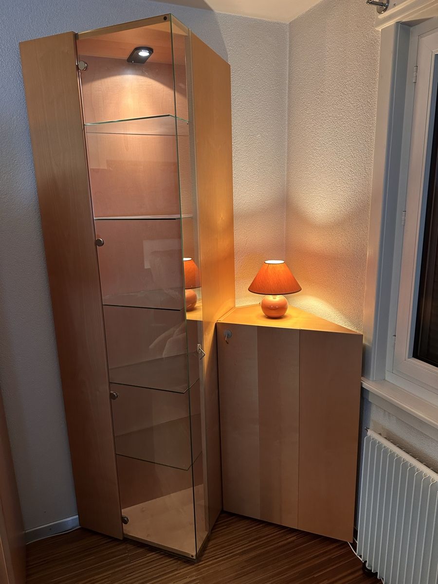 Vitrinen: Vitrinenschrank mit Eckteil und Beleuchtung Bucheoptik – Gebraucht aus Ittigen von Carleu 3