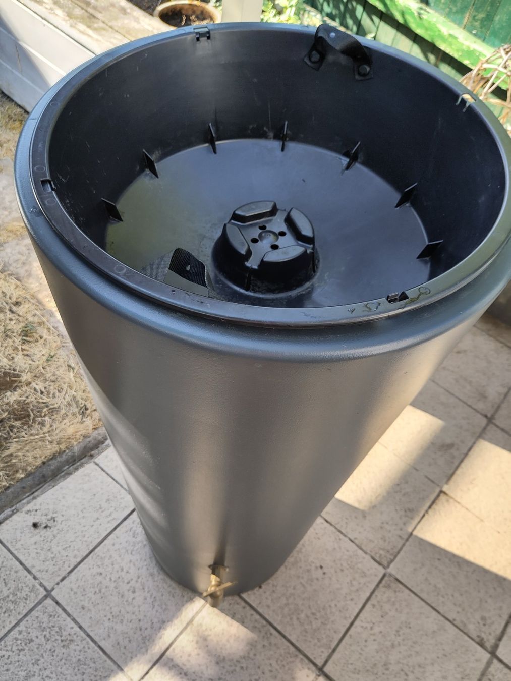 Bewässern & Giessen: Wasserfass mit Pflanzaufsatz – Gebraucht aus Bubendorf von streitsi