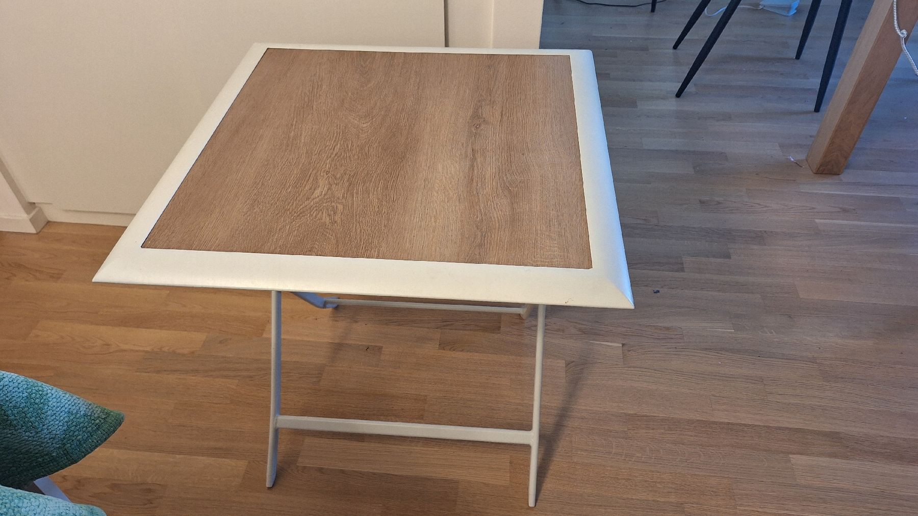 Tables: Table d'appoint pliante imitation bois bon état – Neuf (Voir description) à Meyrin par Alexdragon
