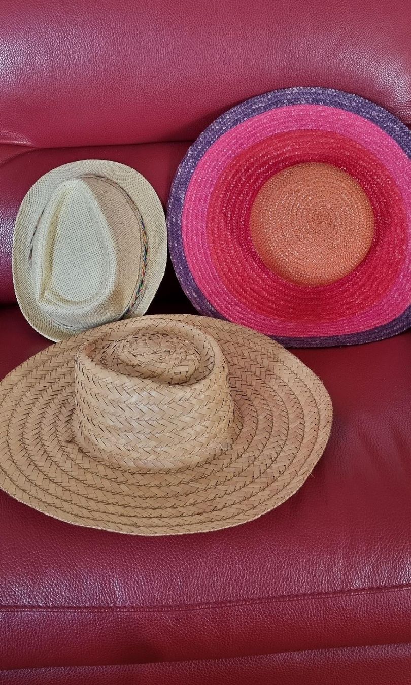 Copricapi, berretti & cappellini: 3 chapeaux – Usato da Tolochenaz venduto da nieeva