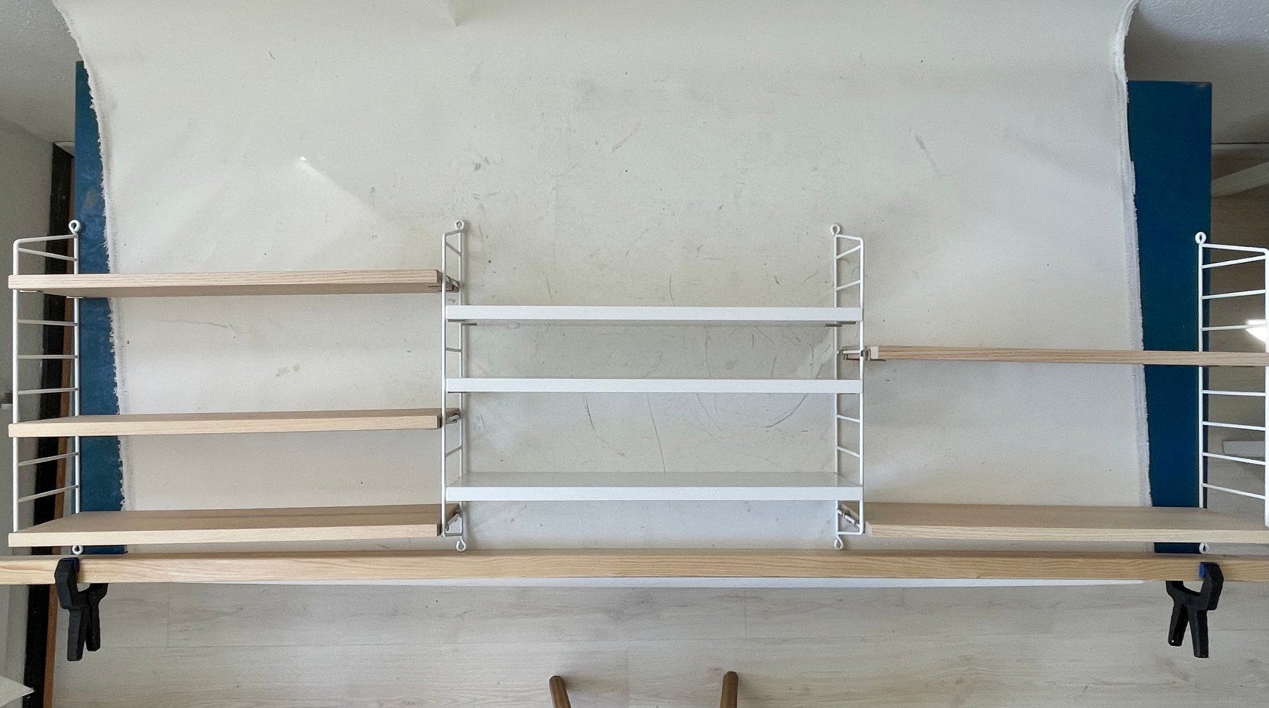 Regale: STRING Wandregal mit 8 Tablaren, weiss und helles Holz – Gebraucht aus Uhwiesen von malerbis 2