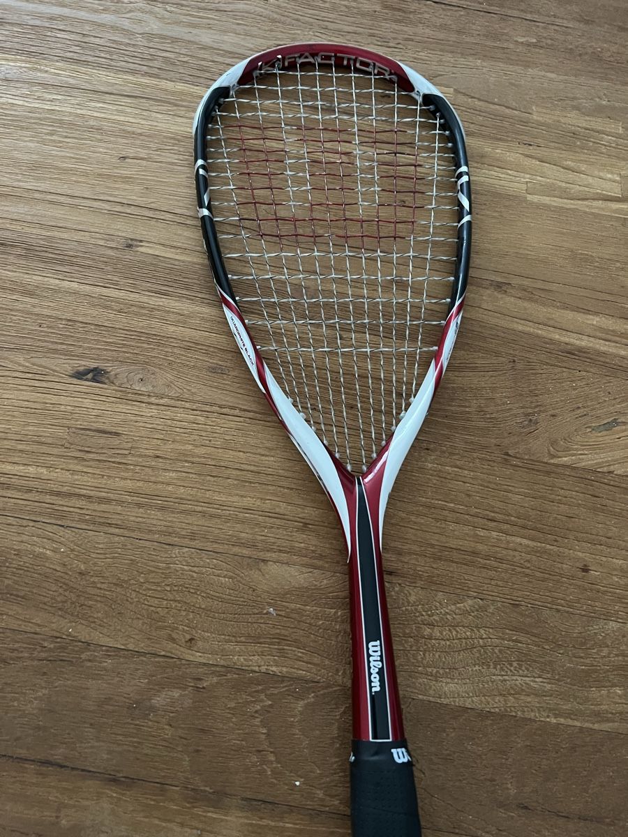 Wilson Racchette: 2 Squashschlaeger Wilson K Factor mit drei Squashbaellen – Usato da Buchs AG venduto da Balisto0