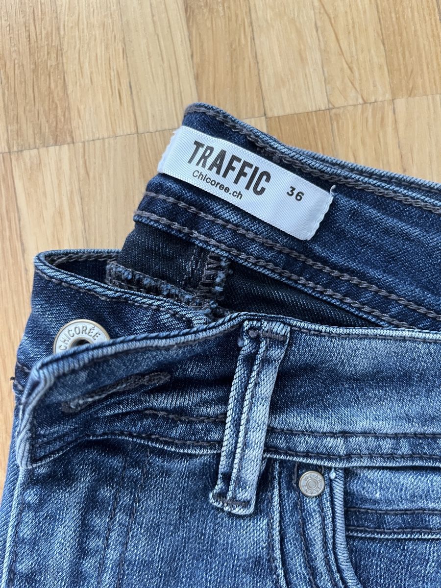 Lotti di vestiti: Jeans mit Blusenshirt Gr 36 – Usato da Ittigen venduto da franzis6 3