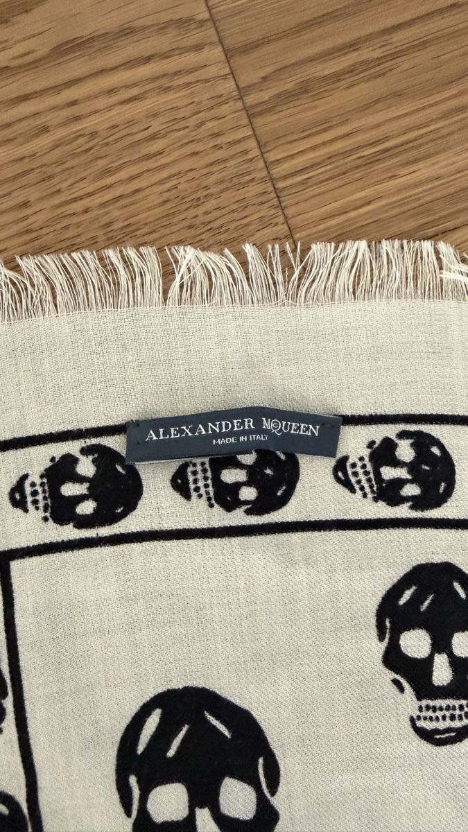 Alexander Mcqueen Foulard & Sciarpe: Alexander McQueen Seidenschal – Nuovo (secondo la descrizione) da Wollerau venduto da FlavianM 1