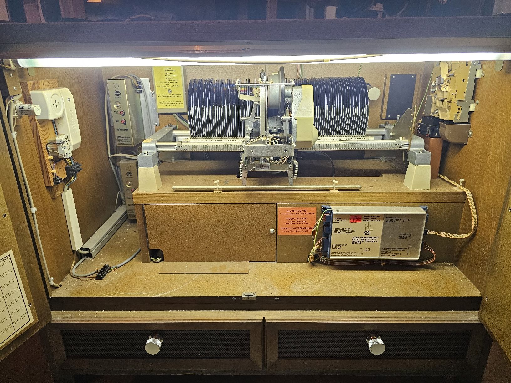 Jukebox: NSM Consul E160 Musikbox Jukebox Vintage Oldtimer Emailschil – Usato da Plaffeien venduto da Wvu 6