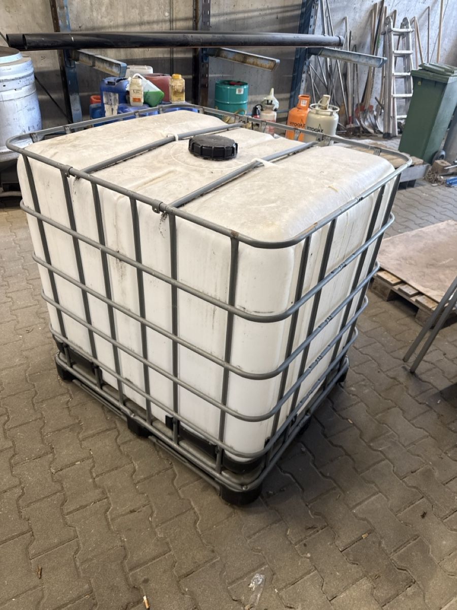 Abbeveratoi e trogoli: IBC Container 1000L gebraucht mit Metallgestell – Usato da Bischofszell venduto da McLuca81 2