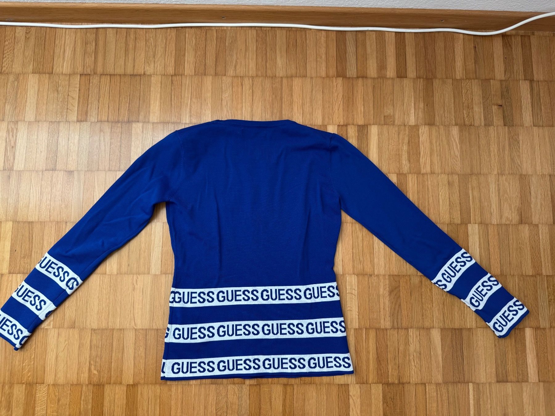Guess Maglioni & Felpe: Guess Damenpullover blau Gr. M Logostreifen – Usato da Jona venduto da Good_luck1_ 4