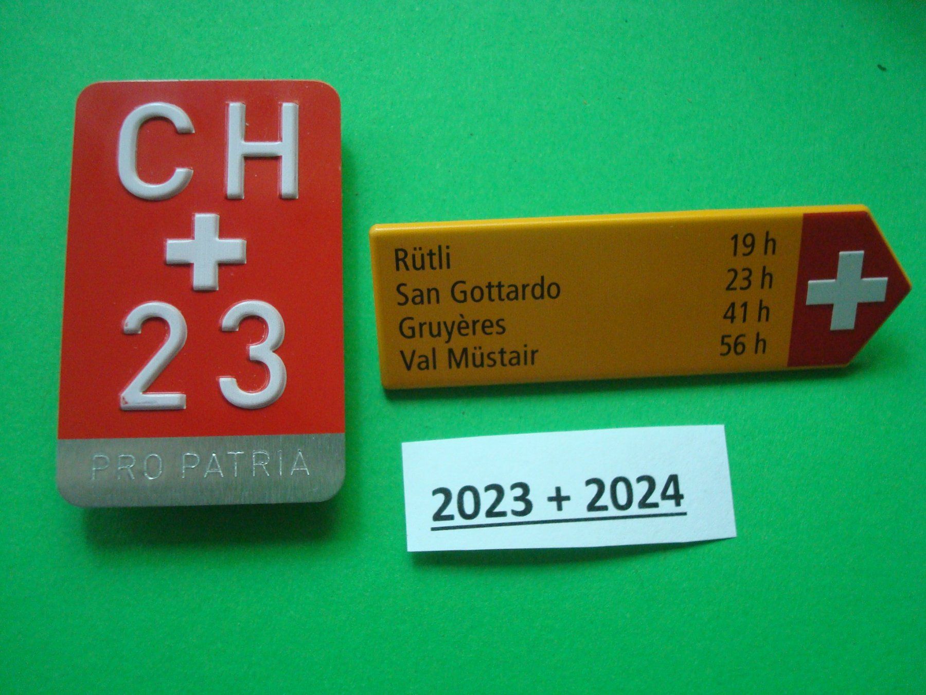 Placchette & Badge: Abzeichen 1. August 2023 +2024 unzirkuliert, neu – Nuovo (secondo la descrizione) da Riehen venduto da Baerewaegli