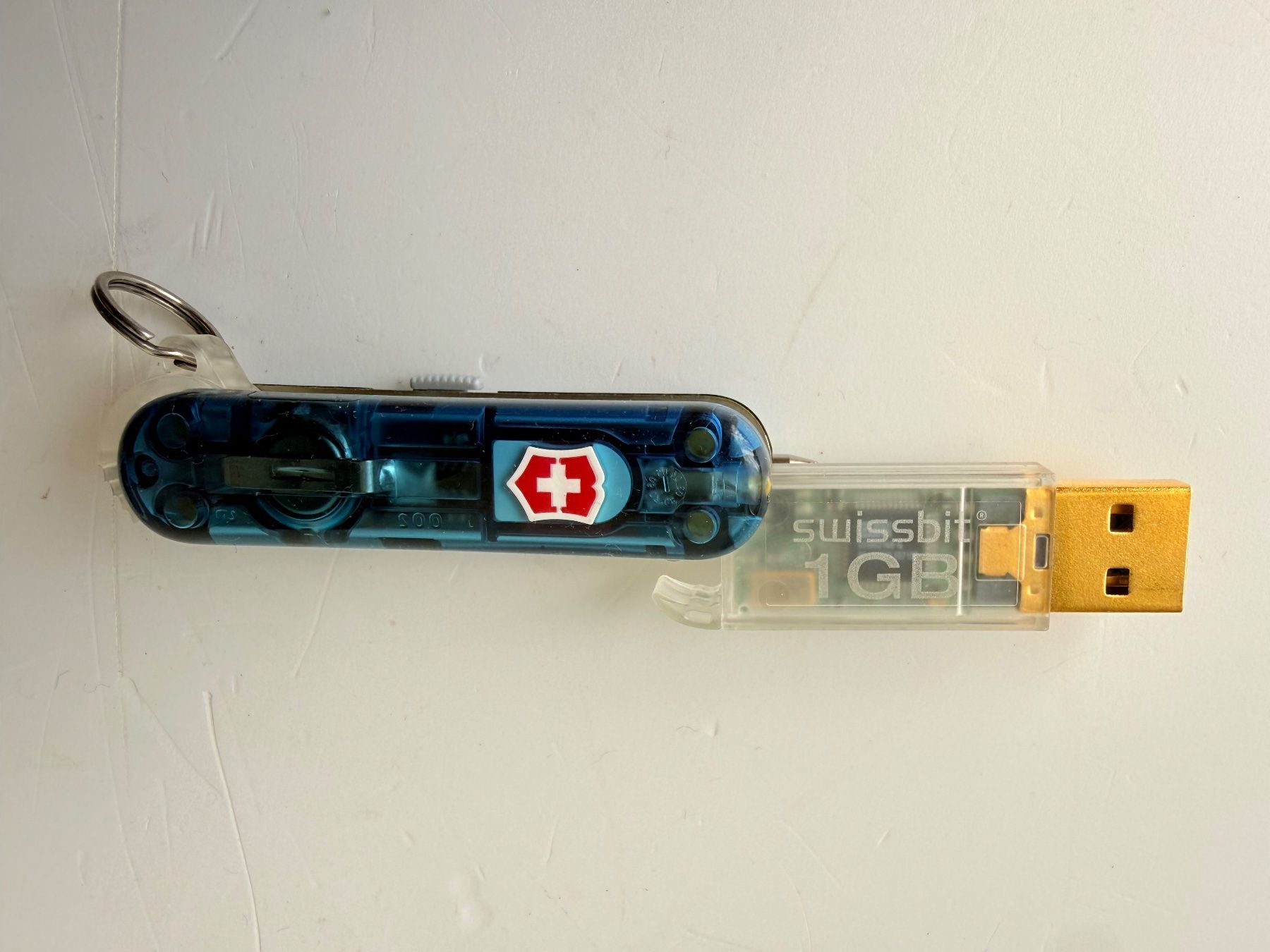 Couteaux de poche: Victorinox SwissMemory – D'occasion à Zwingen par moje1