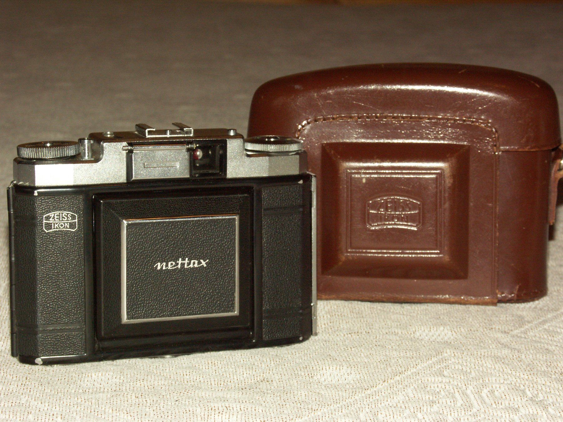 Zeiss Fotocamera: Zeiss Ikon Nettax avec étui – Usato da Corbeyrier venduto da SkinGraft