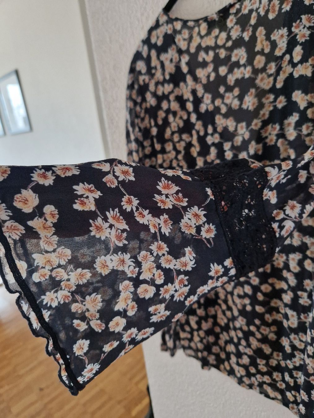 Camicette: Nile Bluse Schwarz mit Blumenmuster, Grösse S, Viscose – Usato da Kloten venduto da somsing 3