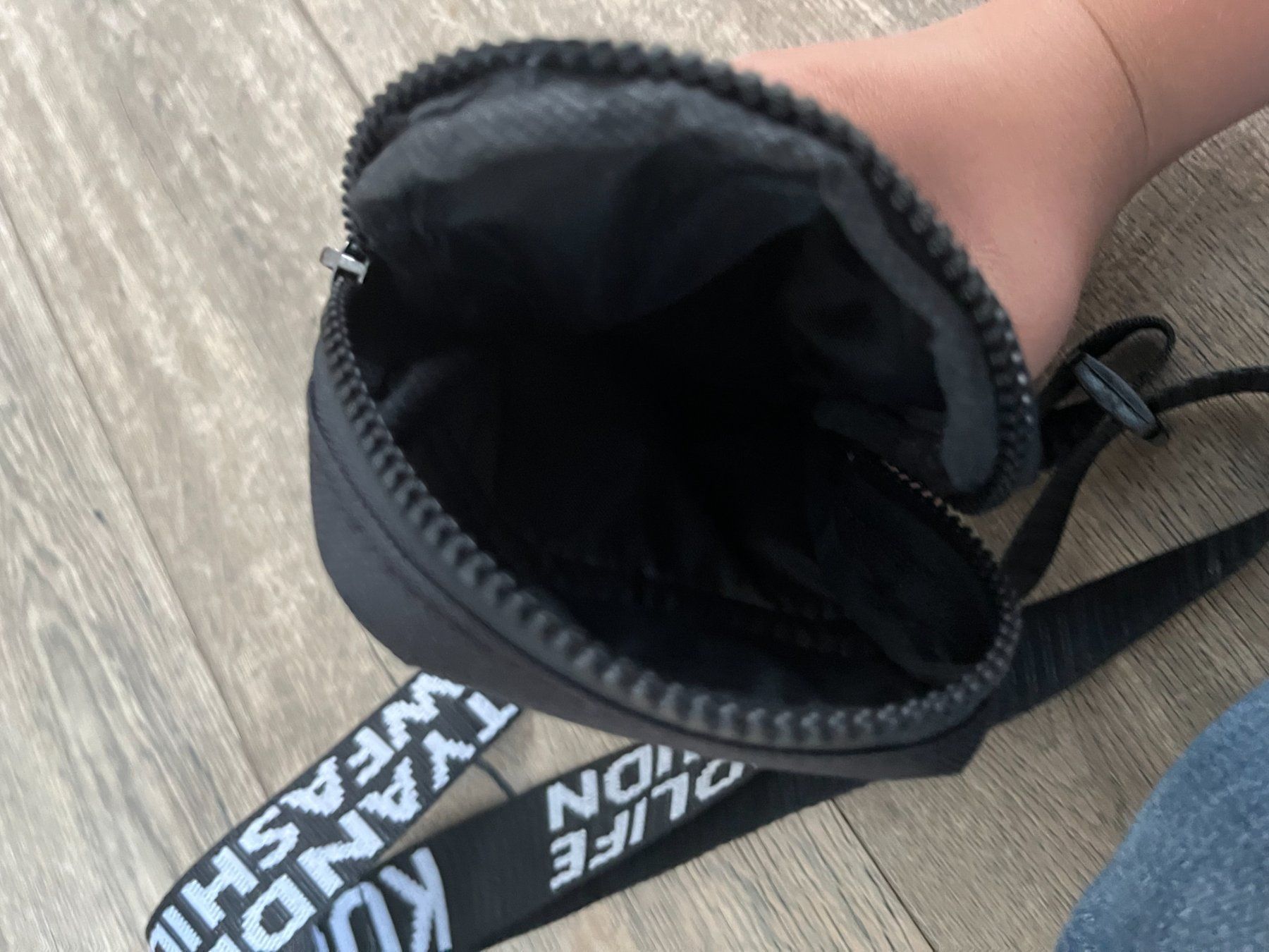 Autres vêtements & accessoires: Sacoche en bandoulière – Neuf (Voir description) à Fully par gae_jn7z 2