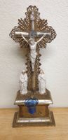 Antikes Kruzifix mit Porzellanfiguren