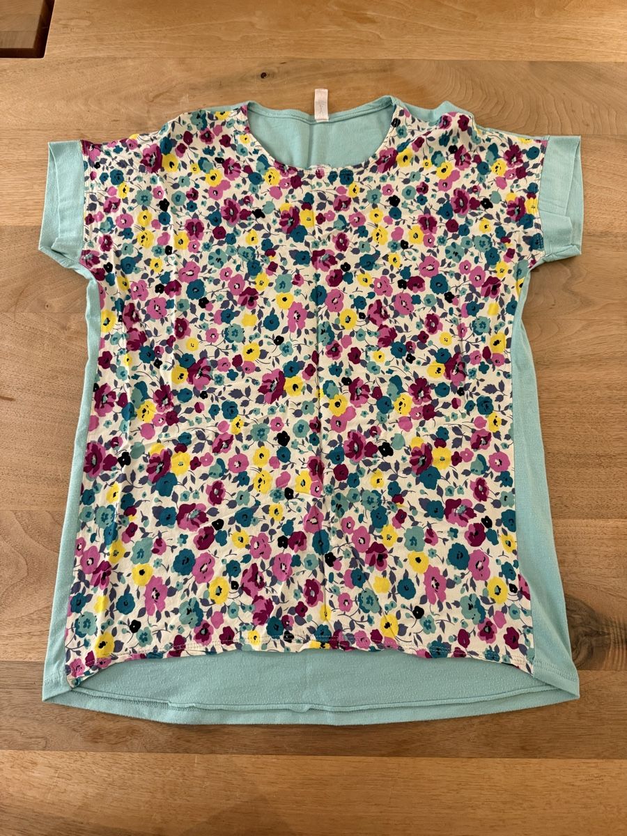 T-shirt: Floral T-shirt – Usato da Adliswil venduto da Marjin