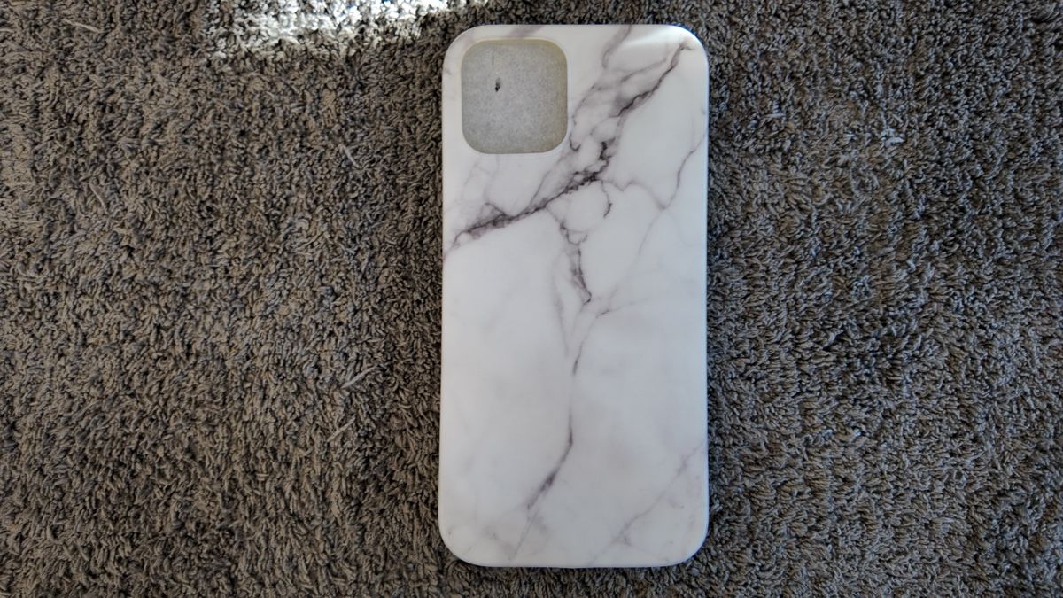 Cover & Protezioni schermo: Coque d’iPhone 12 marbrée blanche et noire – Nuovo e nell'imballaggio originale da Denges venduto da val_j8w7