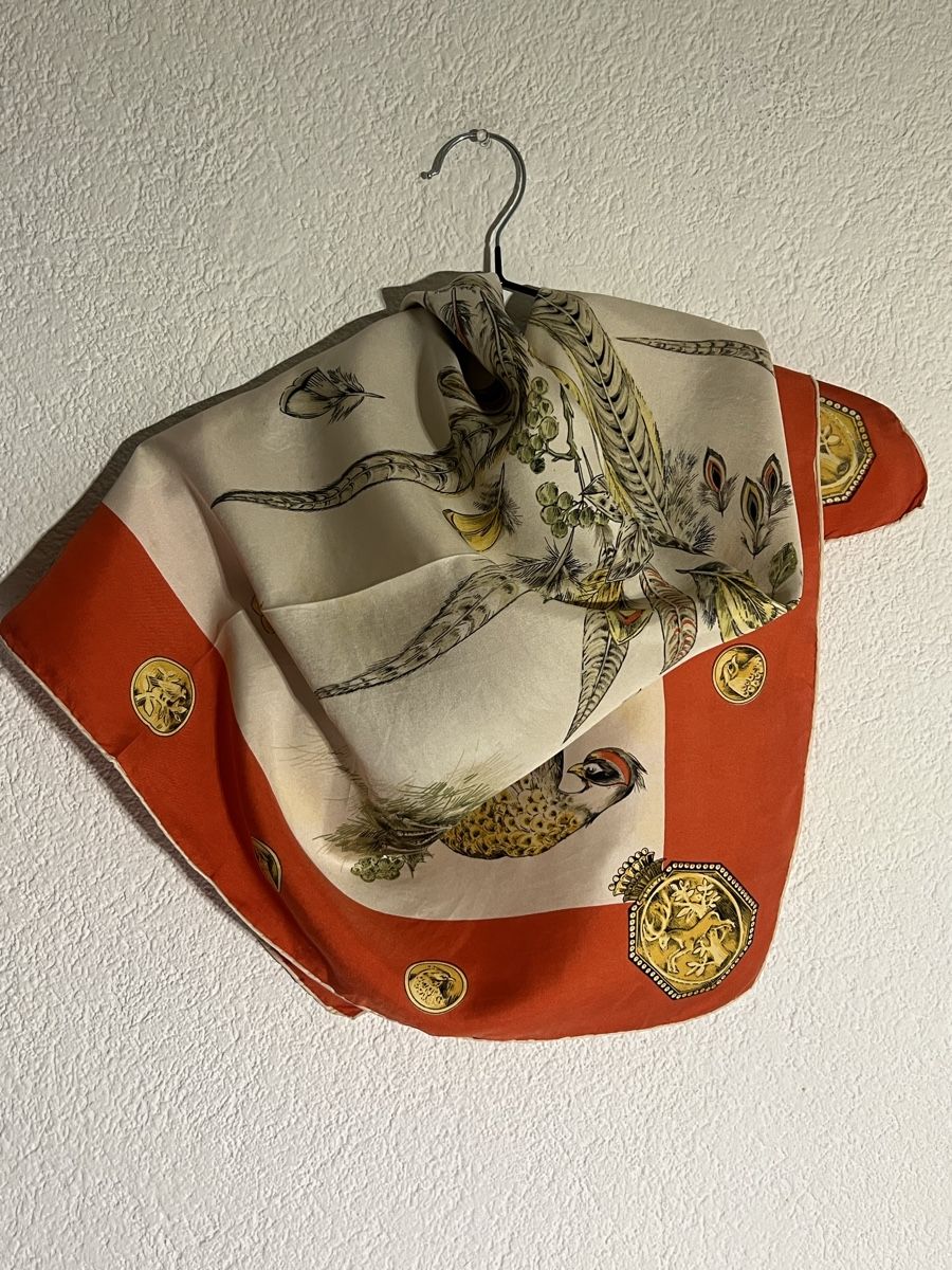 Foulard & Sciarpe: Carré de soie Baccara, vintage. – Usato da St-Pierre-Clages venduto da ste_xk6p 1