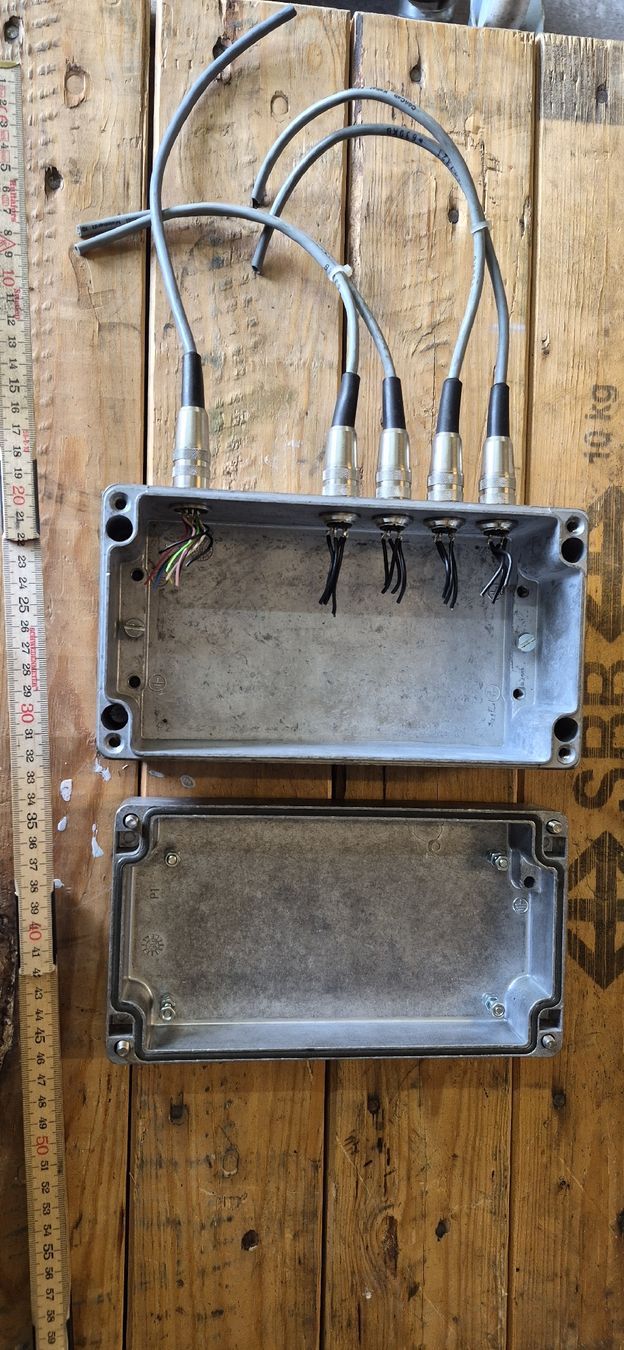 Alimentation électrique: Aluminium Switch Box – D'occasion à Buttisholz par REX001 1