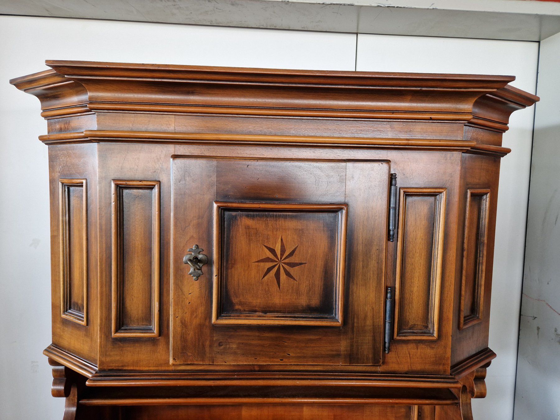 Credenze: Excellentes Buffet Bauernbuffet Wohnwand 90 X 43 X 188 hoch – Usato da Wädenswil venduto da verebe 1