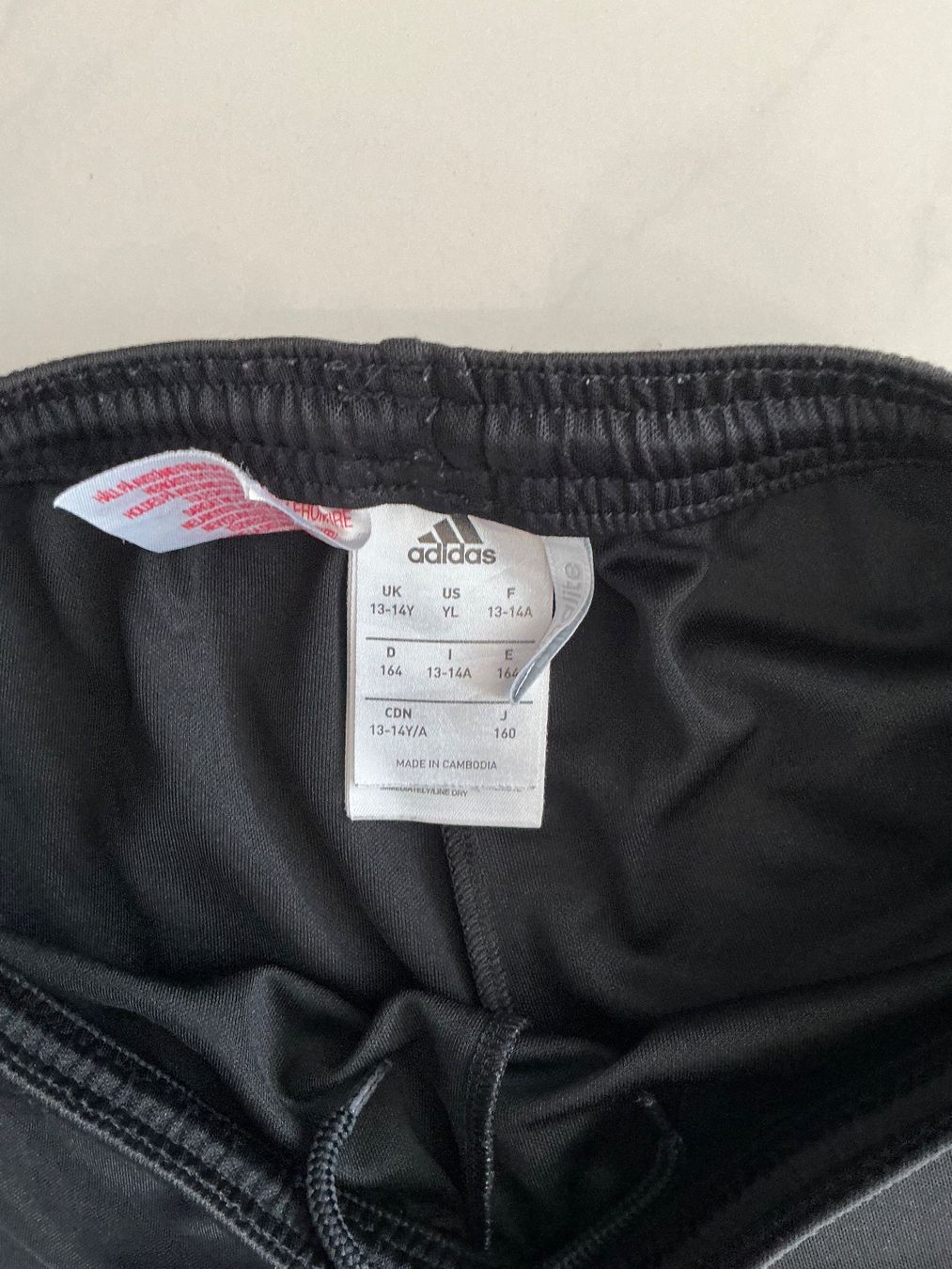 Adidas Hosen: Adidas Turhose Gr.164 – Gebraucht aus Biel-Benken BL von Sahra1 1
