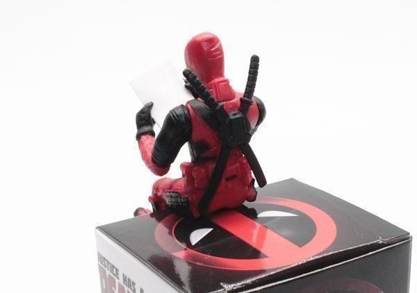 Statuette: DEADPOOL 2 SITZEND - MINIFIGUR 6cm - MARVEL FIGUR – Nuovo e nell'imballaggio originale da Kriens venduto da swissgadget 3