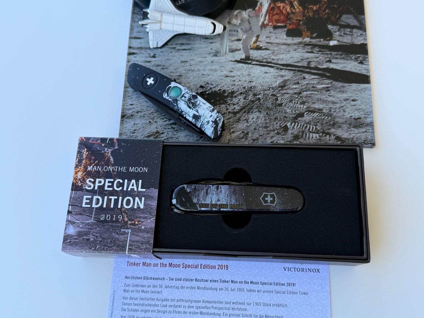 Victorinox Coltelli tascabile: Victorinox "Man on the Moon" Special Edition 2019 Set – Nuovo (secondo la descrizione) da Luzern venduto da Cabriolet 3